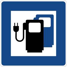 Ein blaues Schild zeigt ein Symbol für eine Ladestation mit einem Zapfsäulen- und Stecker-Icon.