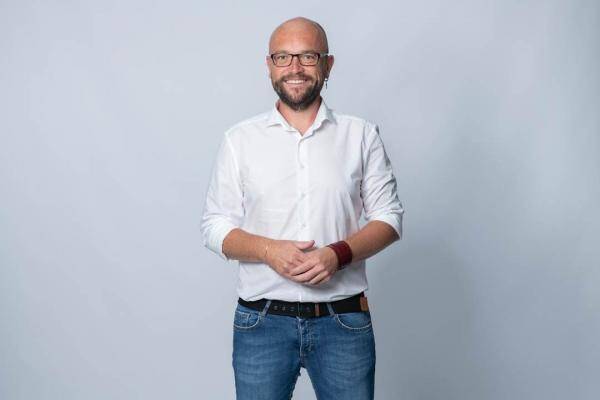 Bürgermeister Tobias Dürr, in einem weißen Hemd und einer blauen Jeans.