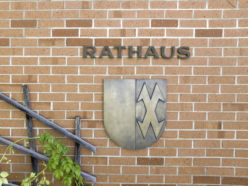 Wand des Rathauses mit Beschriftung Rathaus und Logo Neenstetten