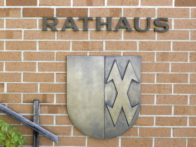 Wand des Rathauses mit Beschriftung Rathaus und Logo Neenstetten